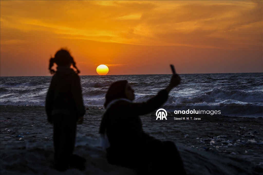 Gaza City residents mark year’s end amid ongoing hardships