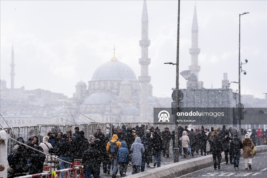 İstanbul'da yeni yılın ilk gününde kar yağışı devam ediyor