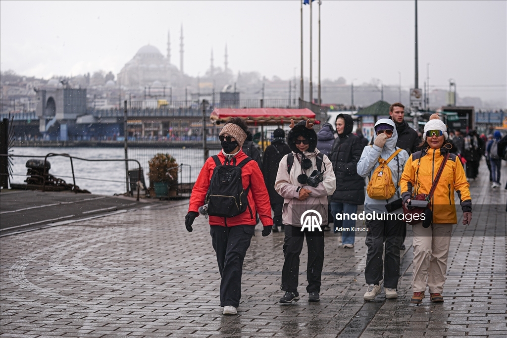 İstanbul'da yeni yılın ilk gününde kar yağışı devam ediyor