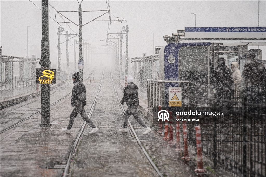 İstanbul'da yeni yılın ilk gününde kar yağışı devam ediyor