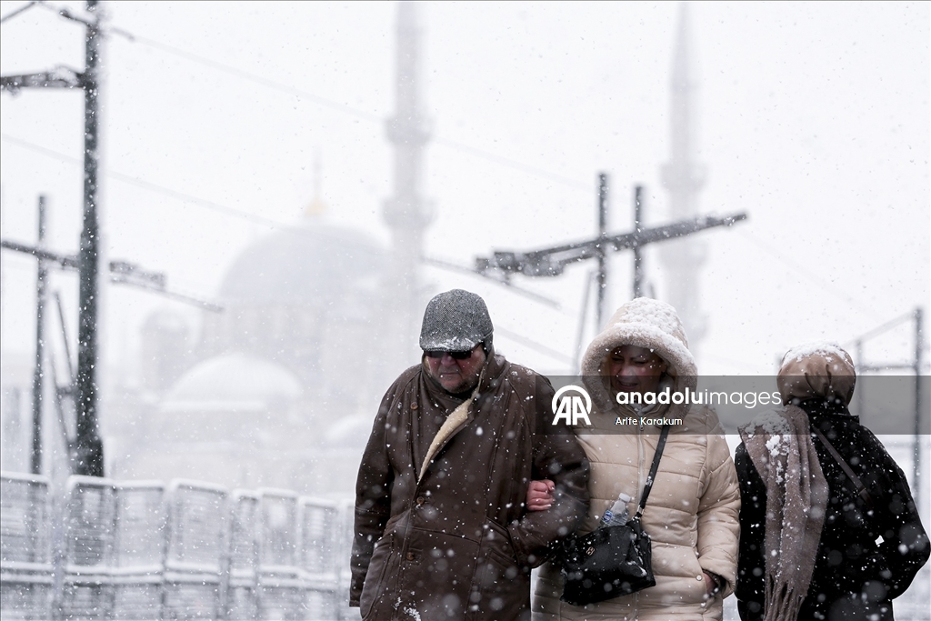 İstanbul'da yeni yılın ilk gününde kar yağışı devam ediyor