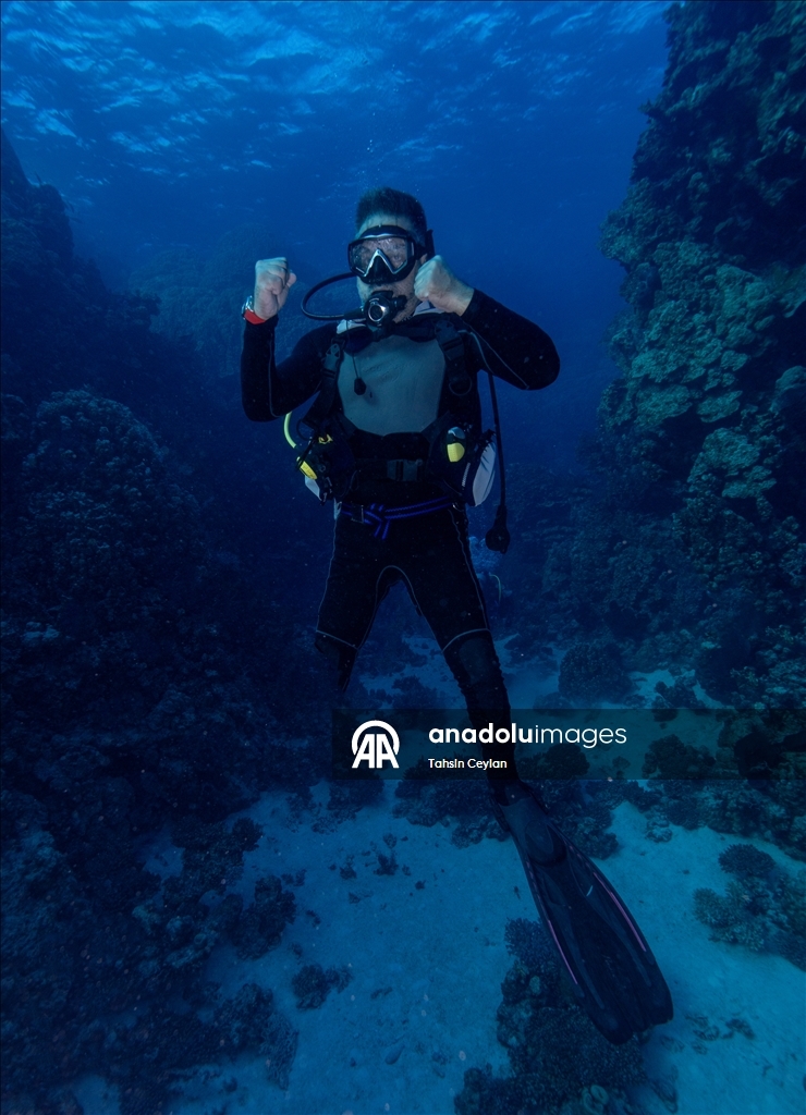 Подводный оператор Тахсин Джейлан совершил погружение в Красном море вместе с дайвером с инвалидностью