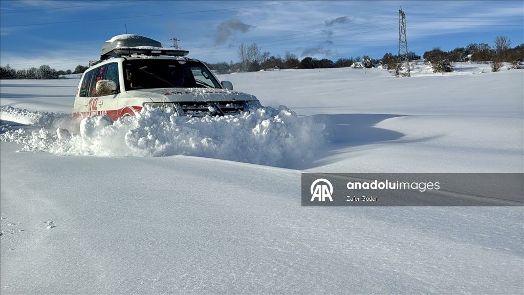 Bolu'da paletli ambulans ekipleri, karlı yolları aşarak hastaların imdadına yetişiyor