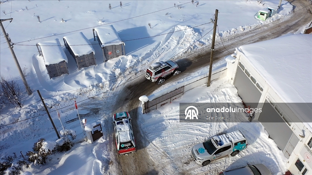 Bolu'da paletli ambulans ekipleri, karlı yolları aşarak hastaların imdadına yetişiyor