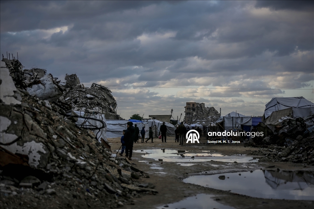 Gazze’de sert hava koşulları, yerinden edilenlerin yaşamını zorlaştırıyor