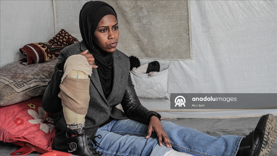 İsrail'in engelli bıraktığı Filistinli öğretmen İsra Bekith hayata tutunmaya çalışıyor