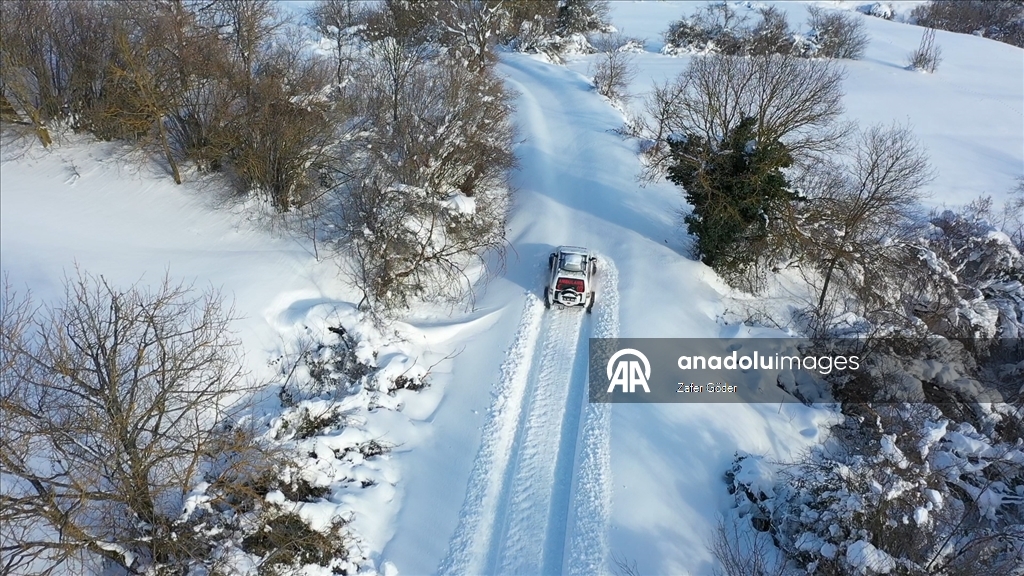 Bolu'da paletli ambulans ekipleri, karlı yolları aşarak hastaların imdadına yetişiyor