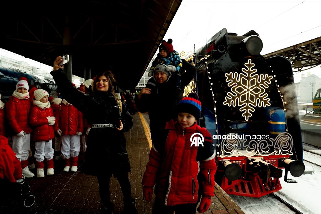 Ded Moroz treni Moskova'da kutlamayla karşılandı