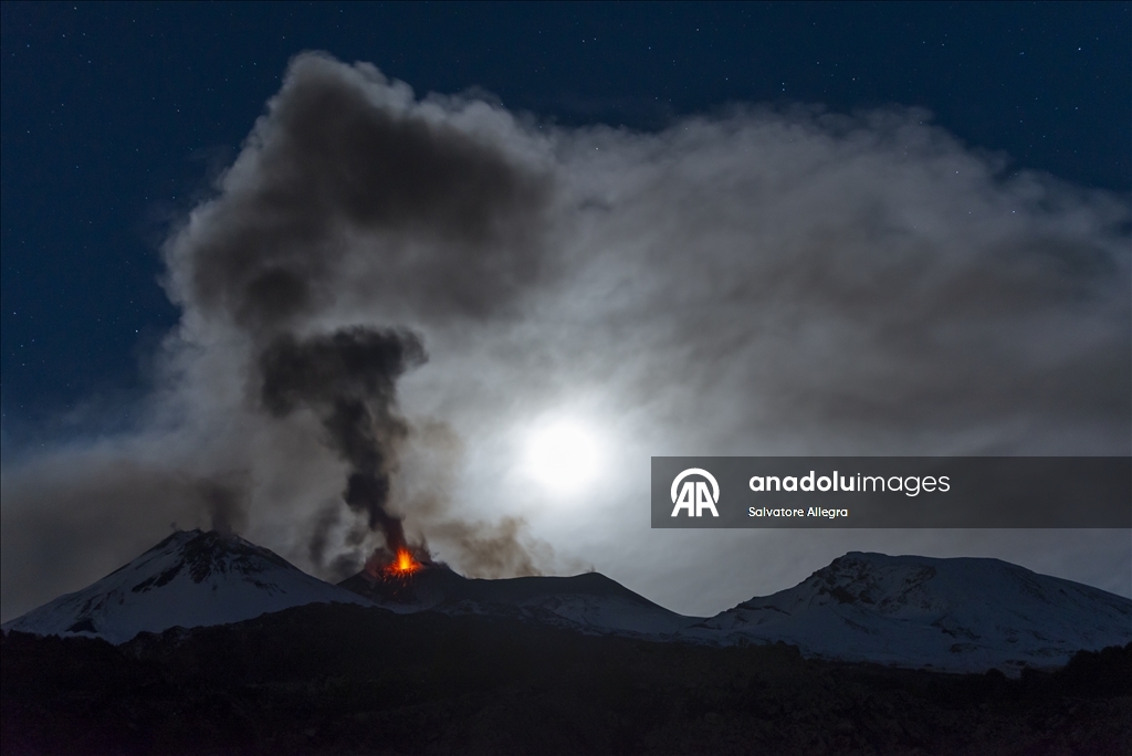 Etna Yanardağı’nda volkanik faaliyetler etkisini sürdürüyor