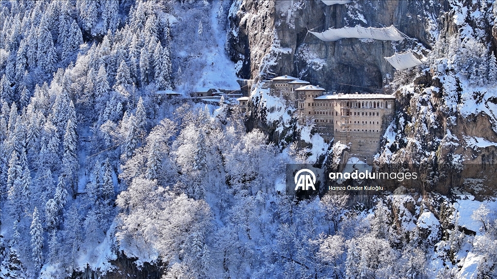 تركيا.. الثلج يعانق التاريخ في "دير سوميلا" الأثري بطرابزون