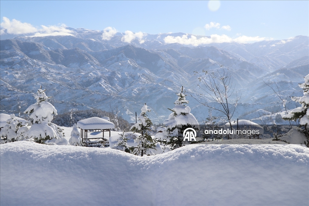 Rize'de kar etkili oldu