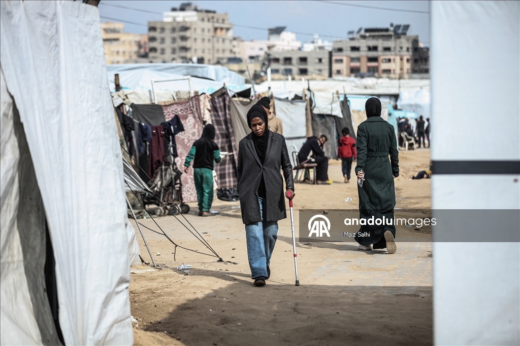 İsrail'in engelli bıraktığı Filistinli öğretmen İsra Bekith hayata tutunmaya çalışıyor