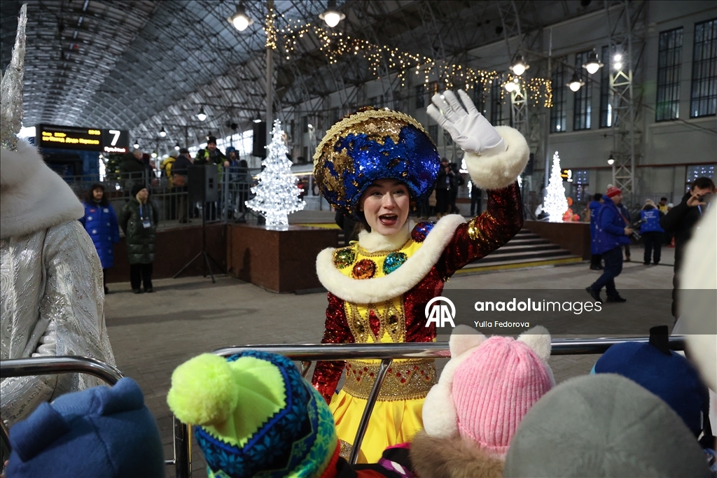 Ded Moroz treni Moskova'da kutlamayla karşılandı