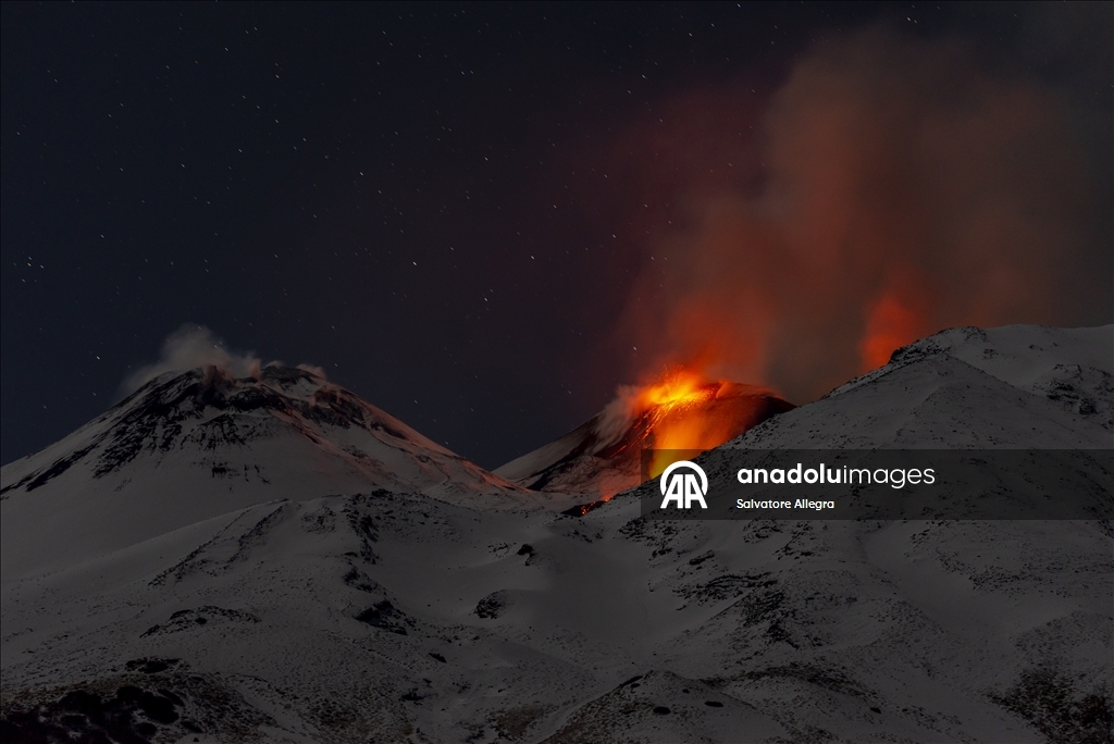 Etna Yanardağı’nın volkanik faaliyeti devam ediyor