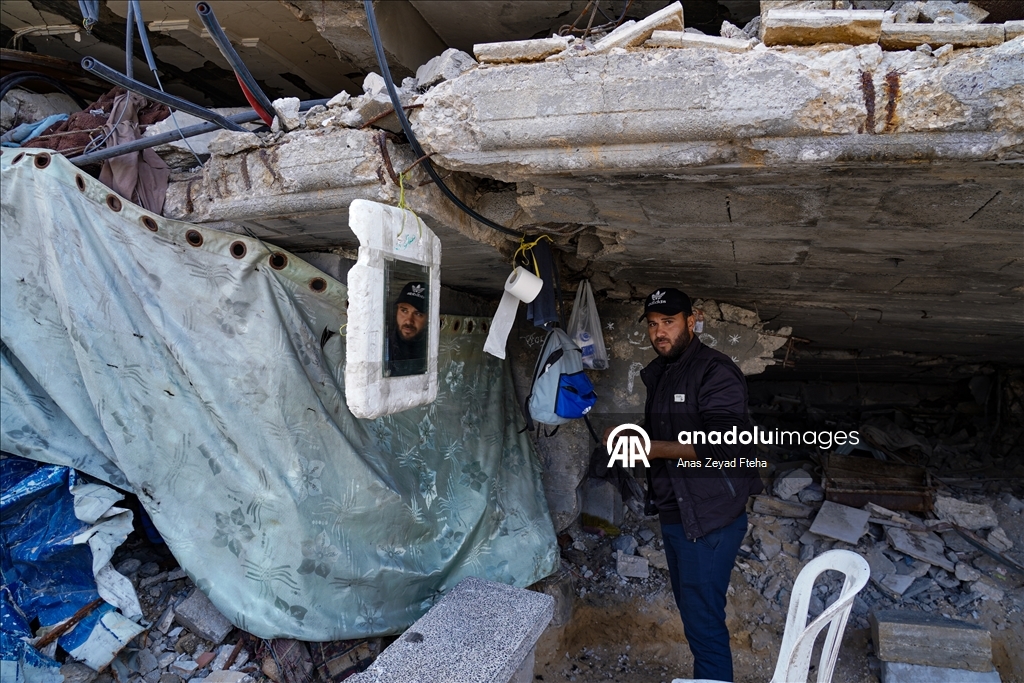 Filistinli Berber Basim, İsrail'in yıktığı evinin enkazında mesleğini sürdürüyor