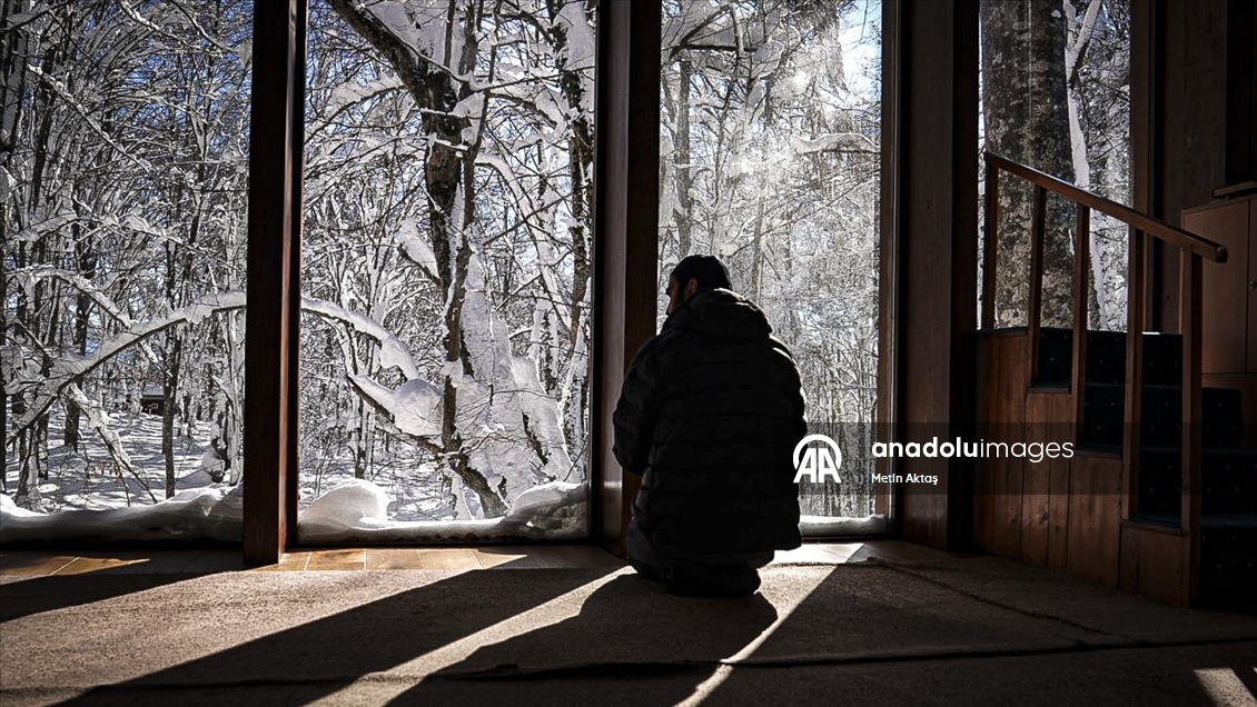 Bolu'da kar manzaralı Cuma namazı