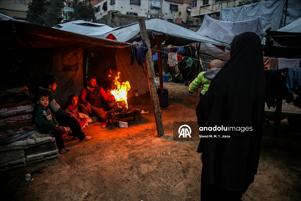 Gazze’de sert hava koşulları, yerinden edilenlerin yaşamını zorlaştırıyor