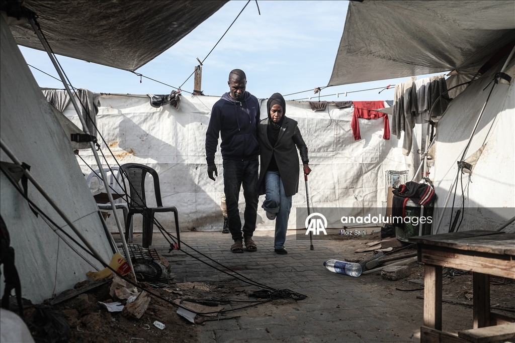 İsrail'in engelli bıraktığı Filistinli öğretmen İsra Bekith hayata tutunmaya çalışıyor