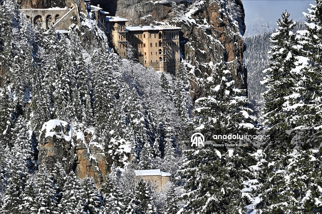 تركيا.. الثلج يعانق التاريخ في "دير سوميلا" الأثري بطرابزون