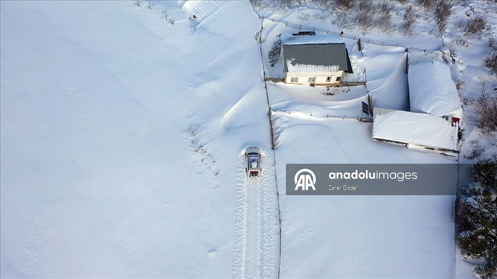Bolu'da paletli ambulans ekipleri, karlı yolları aşarak hastaların imdadına yetişiyor