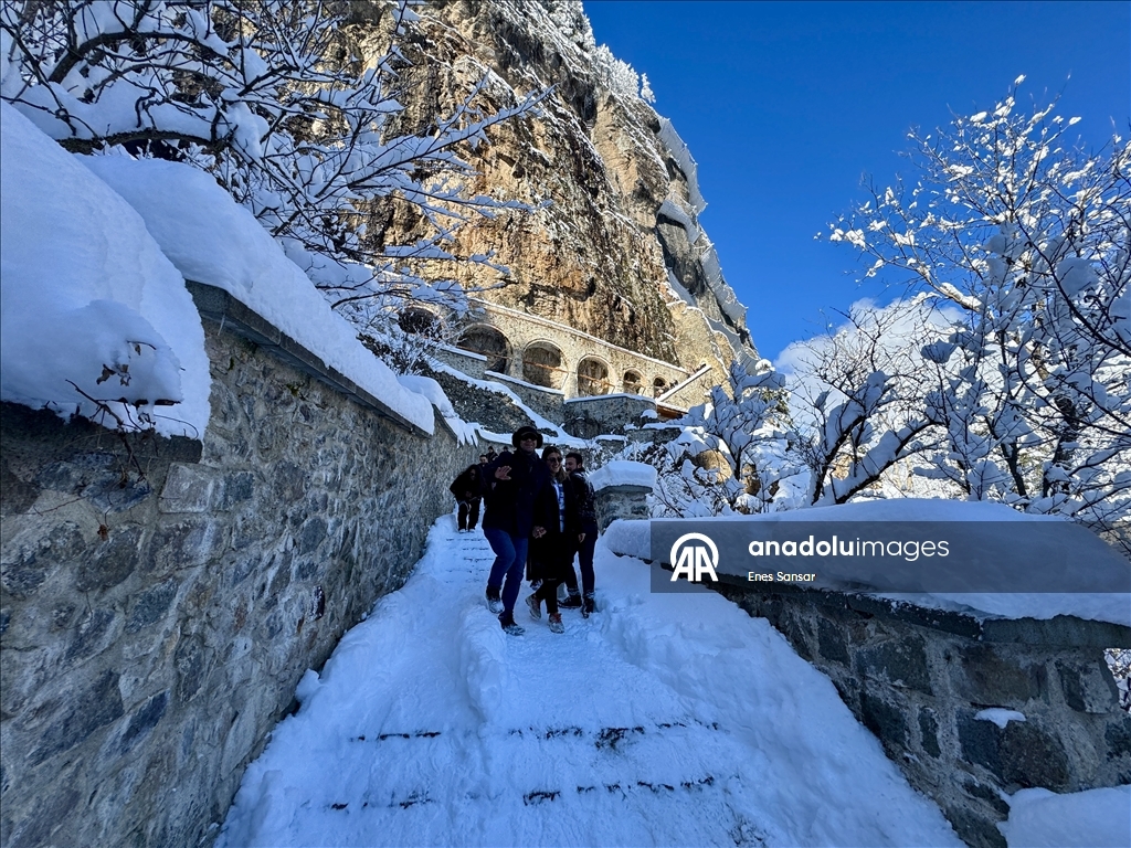 تركيا.. الثلج يعانق التاريخ في "دير سوميلا" الأثري بطرابزون