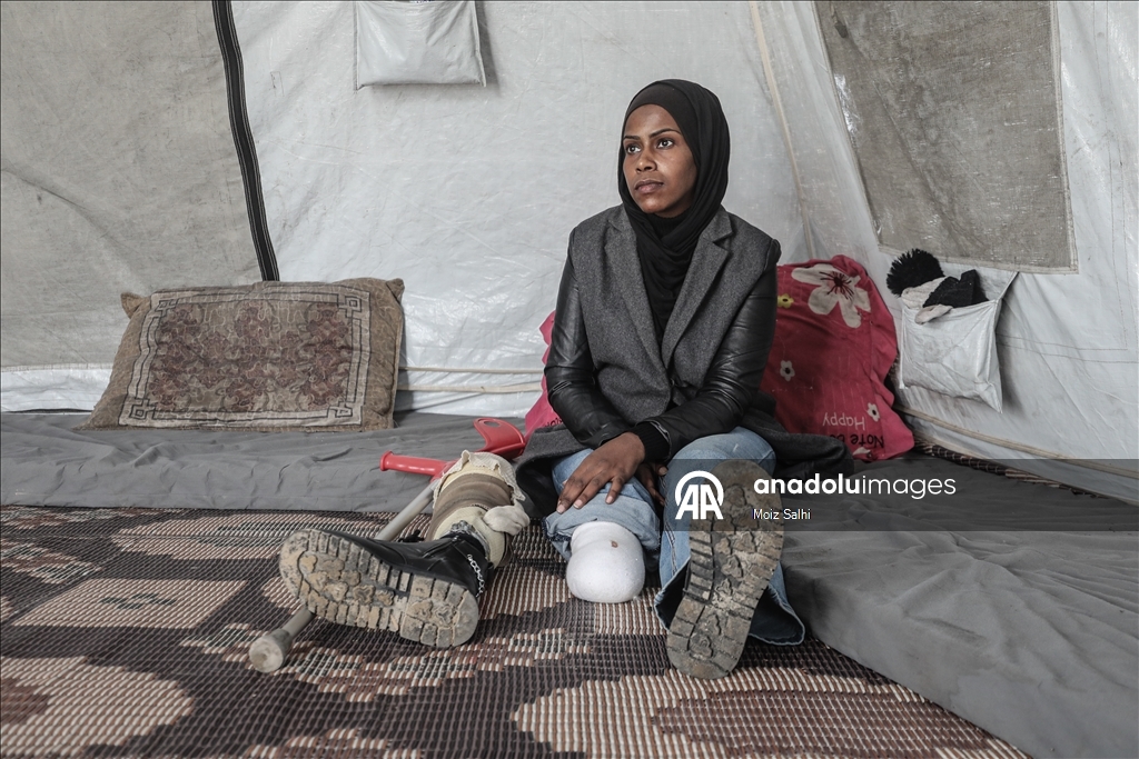 İsrail'in engelli bıraktığı Filistinli öğretmen İsra Bekith hayata tutunmaya çalışıyor