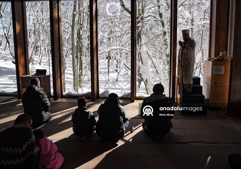 Bolu'da kar manzaralı Cuma namazı