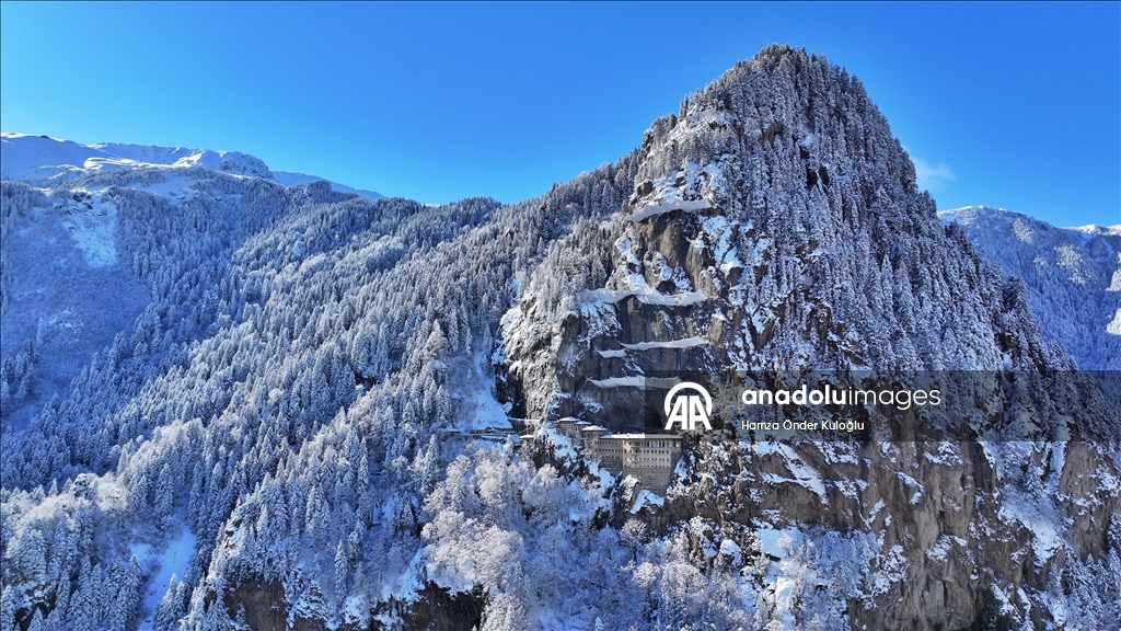 تركيا.. الثلج يعانق التاريخ في "دير سوميلا" الأثري بطرابزون