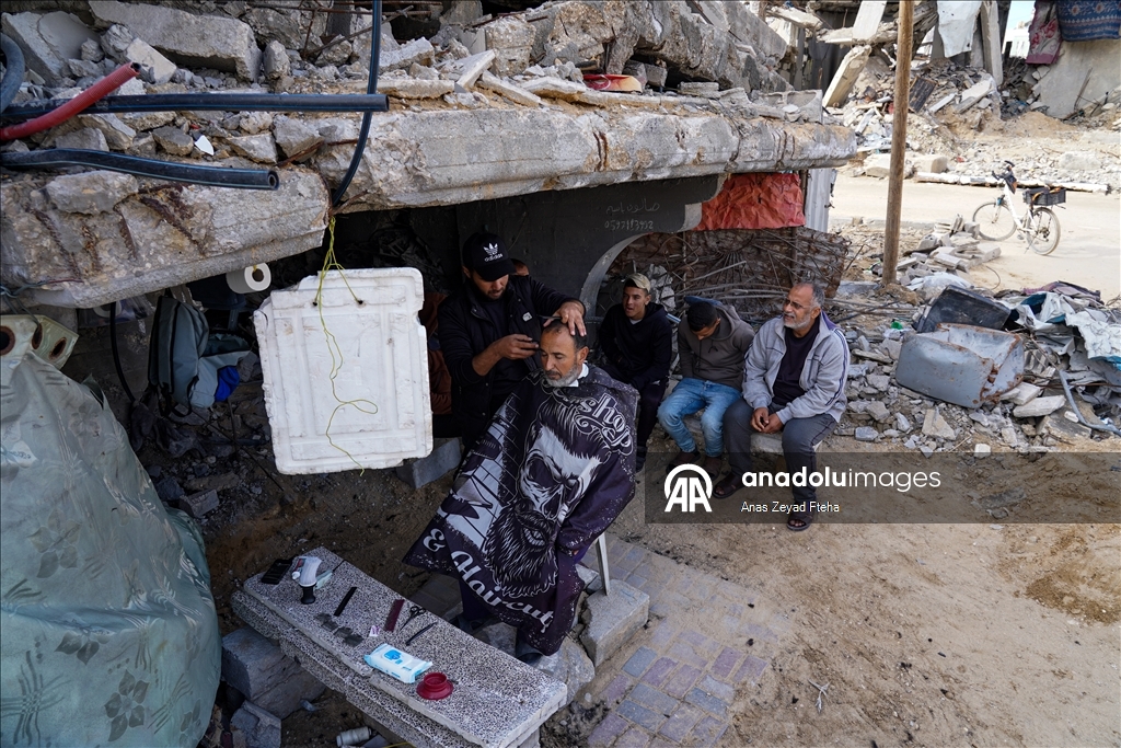 Filistinli Berber Basim, İsrail'in yıktığı evinin enkazında mesleğini sürdürüyor