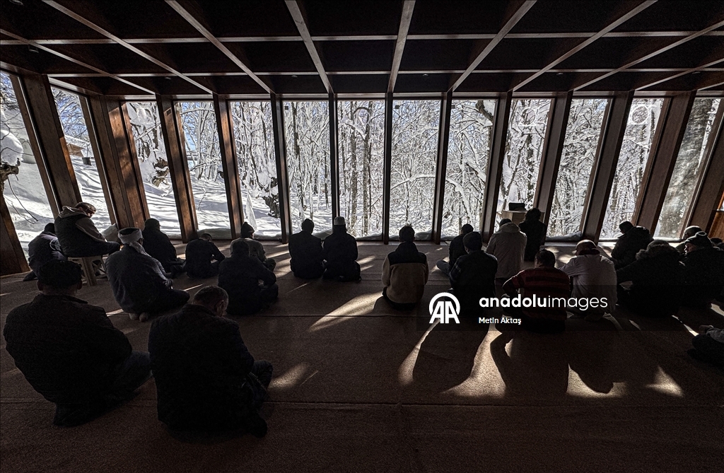 Bolu'da kar manzaralı Cuma namazı