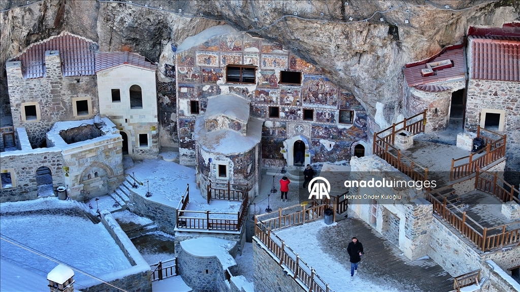 تركيا.. الثلج يعانق التاريخ في "دير سوميلا" الأثري بطرابزون