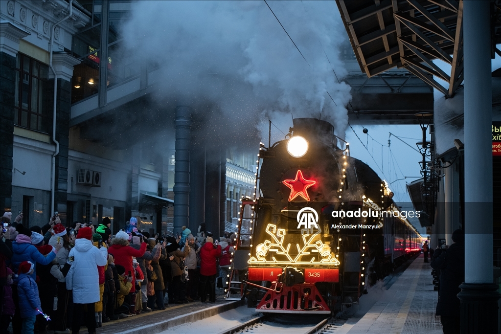 Rusya’nın Noel Baba’sı Ded Moroz’un buharlı treni yola çıktı
