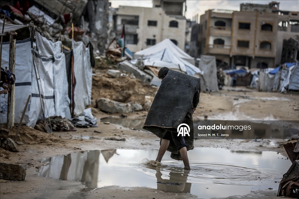 Gazze’de sert hava koşulları, yerinden edilenlerin yaşamını zorlaştırıyor