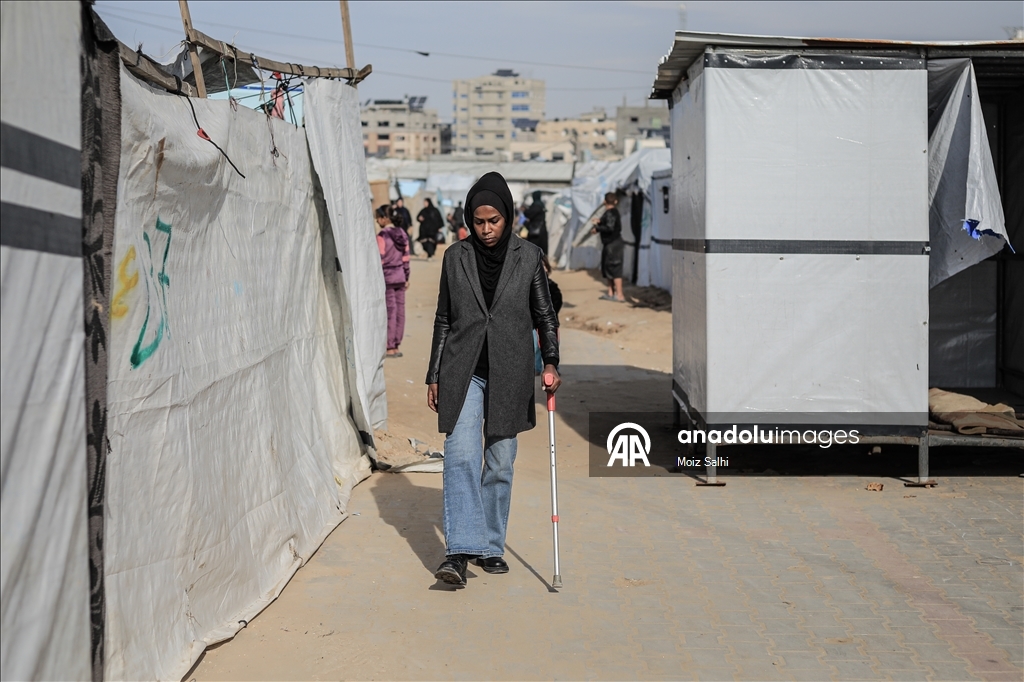 İsrail'in engelli bıraktığı Filistinli öğretmen İsra Bekith hayata tutunmaya çalışıyor