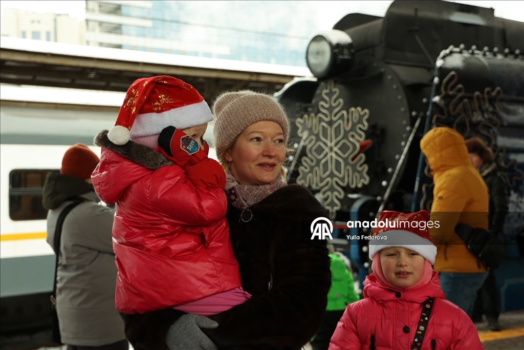 Ded Moroz treni Moskova'da kutlamayla karşılandı
