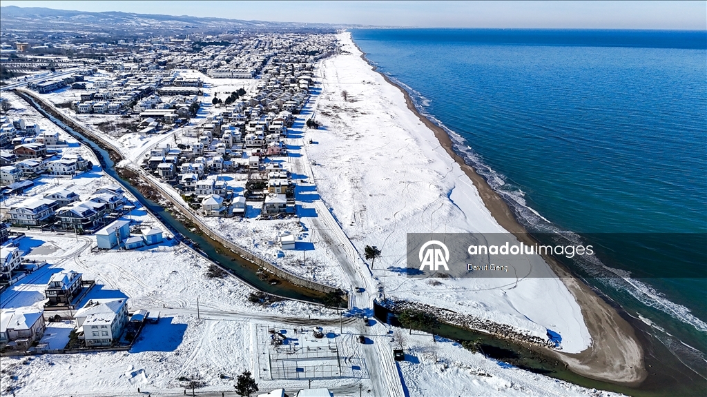 Karla kaplanan Karadeniz sahili ve Büyükmelen Çayı havzası, havadan görüntülendi