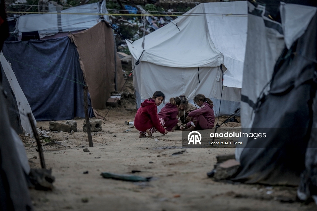 Gazze’de sert hava koşulları, yerinden edilenlerin yaşamını zorlaştırıyor