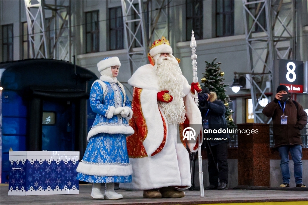 Ded Moroz treni Moskova'da kutlamayla karşılandı