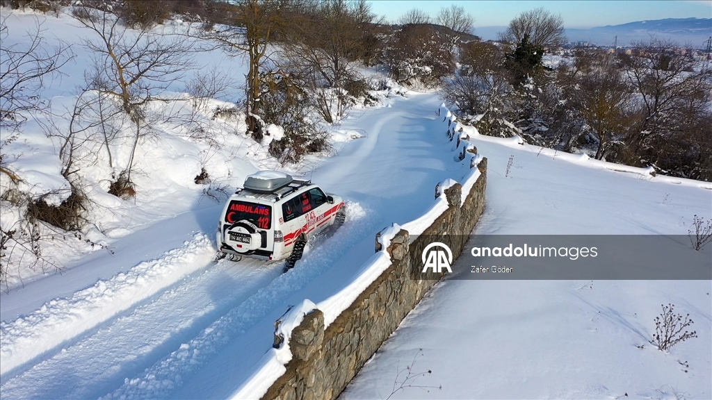 Bolu'da paletli ambulans ekipleri, karlı yolları aşarak hastaların imdadına yetişiyor