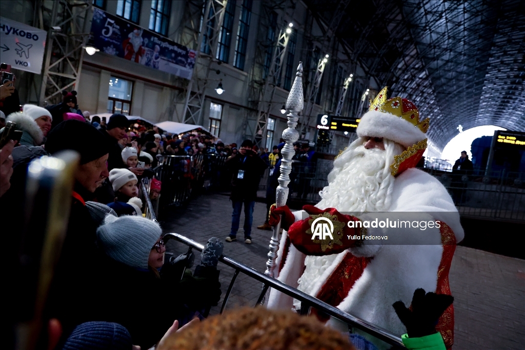 Ded Moroz treni Moskova'da kutlamayla karşılandı
