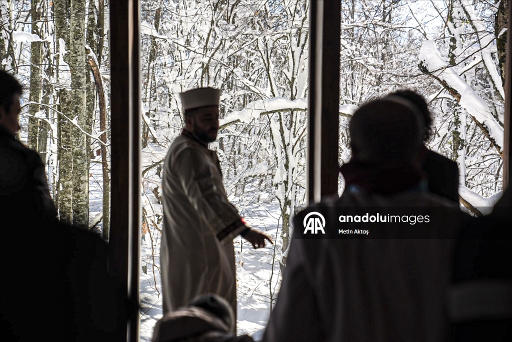 Bolu'da kar manzaralı Cuma namazı
