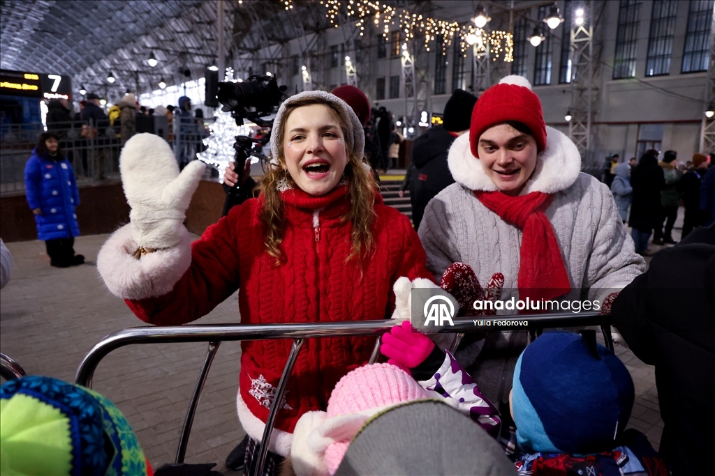 Ded Moroz treni Moskova'da kutlamayla karşılandı