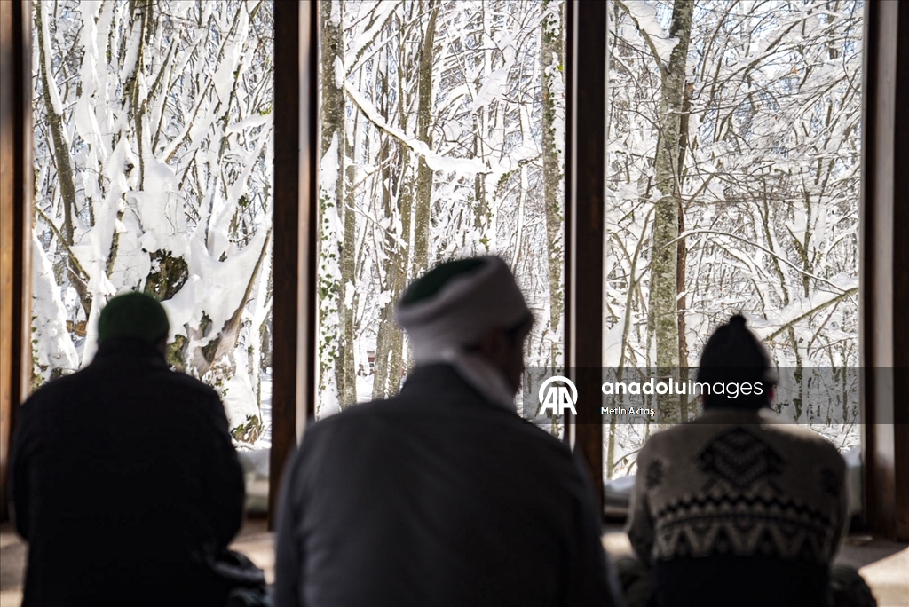 Bolu'da kar manzaralı Cuma namazı