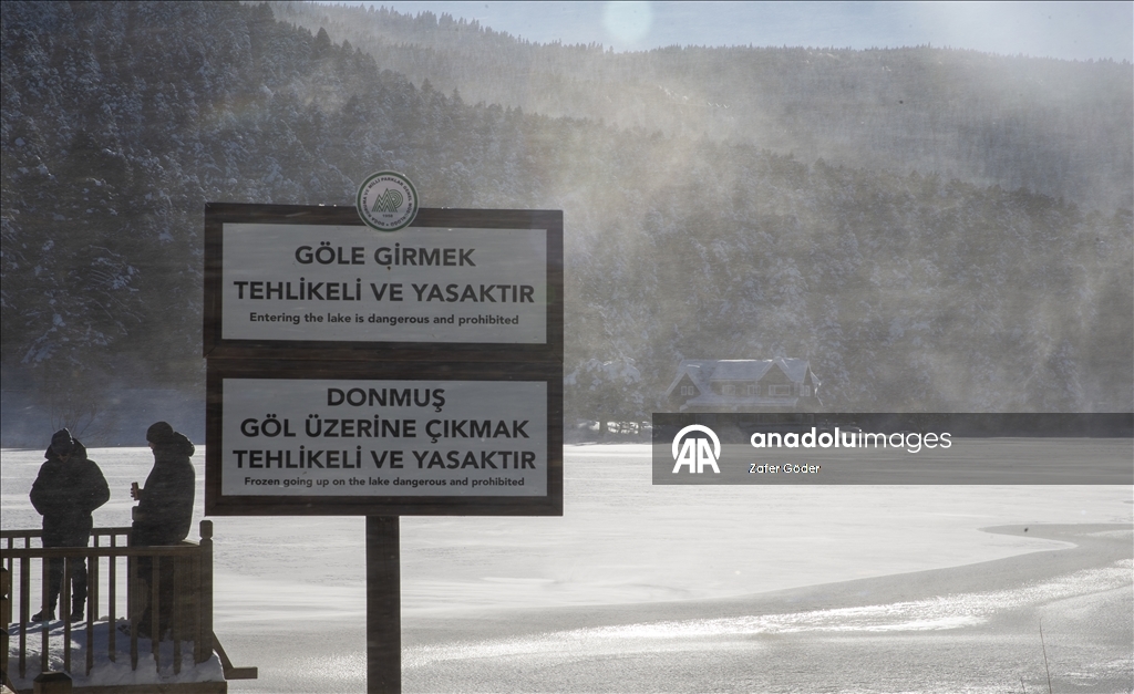 بحيرة متجمدة ورياح عاتية.. مشاهد شتوية أخّاذة في "غولجوك" التركية