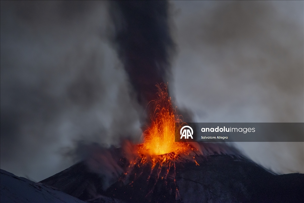 Etna Yanardağı’nda volkanik faaliyetler etkisini sürdürüyor