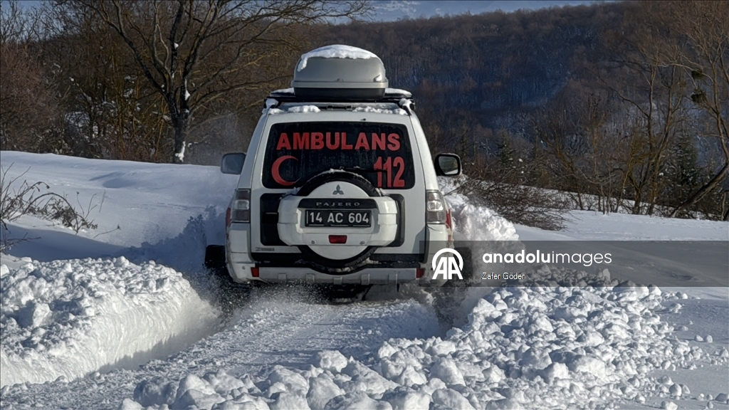 Bolu'da paletli ambulans ekipleri, karlı yolları aşarak hastaların imdadına yetişiyor