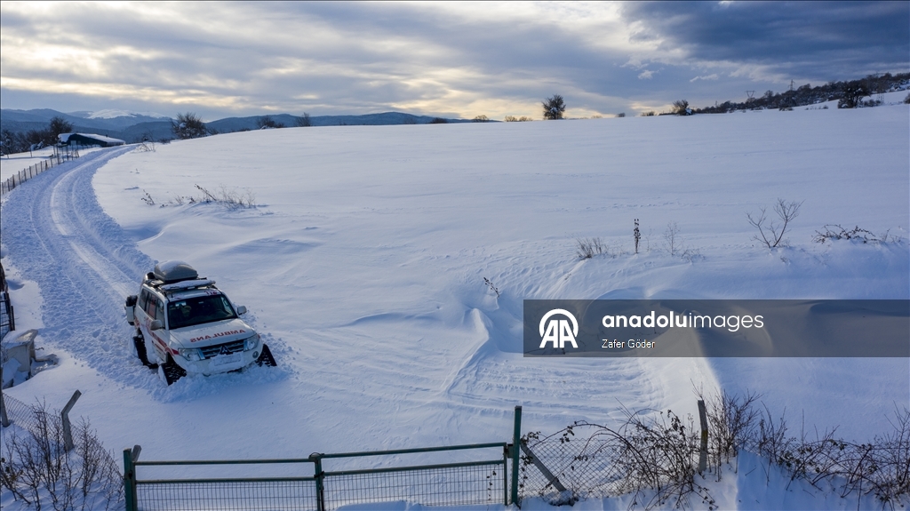 Bolu'da paletli ambulans ekipleri, karlı yolları aşarak hastaların imdadına yetişiyor