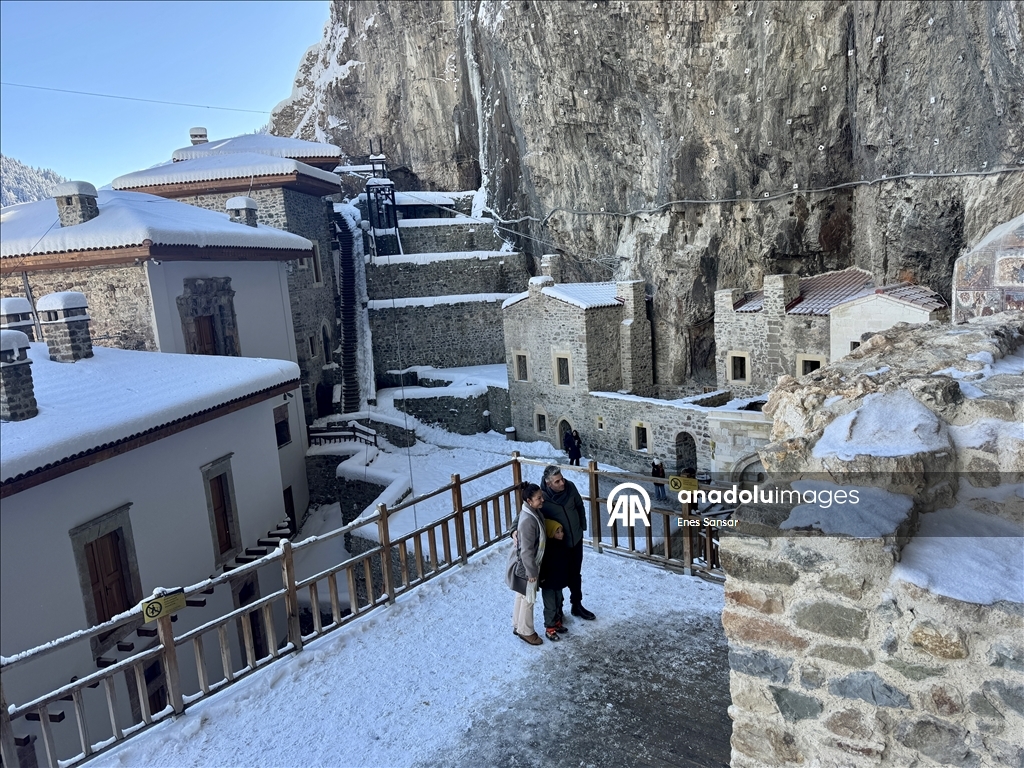 تركيا.. الثلج يعانق التاريخ في "دير سوميلا" الأثري بطرابزون