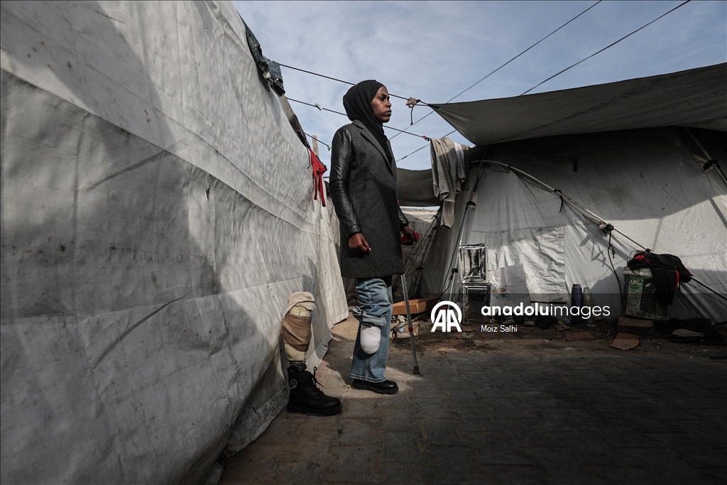 İsrail'in engelli bıraktığı Filistinli öğretmen İsra Bekith hayata tutunmaya çalışıyor