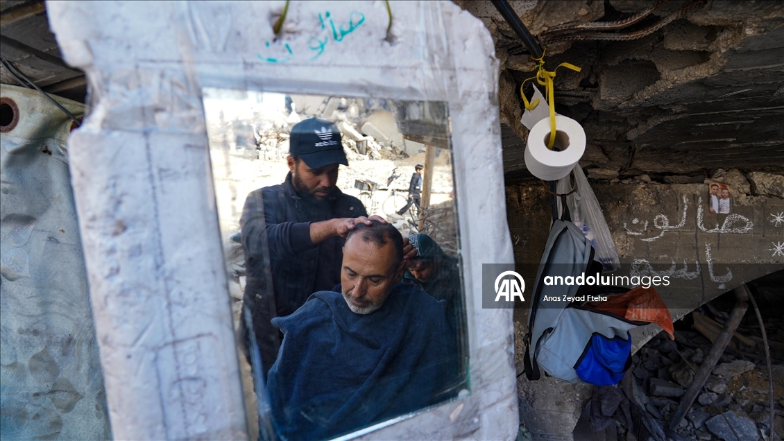 Filistinli Berber Basim, İsrail'in yıktığı evinin enkazında mesleğini sürdürüyor